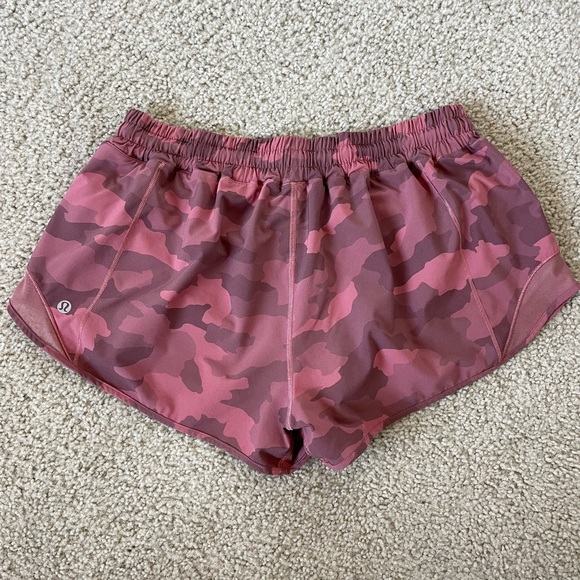 Lululemon Hotty Hot Short 2.5” Size 12 - Picture 2 of 8